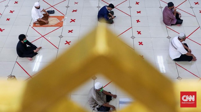 Warga melaksanakan Salat Jumat perdana setelah kurang lebih dua bulan tidak melaksanakannya di Masjid Agung Al-Barkah, Bekasi, Jawa Barat, Jumat, 29 Mei 2020. Ada sejumlah protokol kesehatan bagi jemaah yang hendak beribadah. CNNIndonesia/Safir Makki