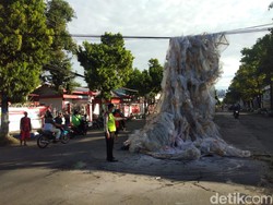 Balon Udara Jatuh Tersangkut di Kabel Listrik Tengah Jalan Ponorogo