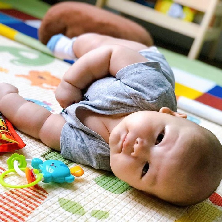 <p>Lihat saja, di foto ini terlihat lipatan di tangannya, serta pipi yang tembem membuat Kalam terlihat lucu ya, Bunda. (Foto: Instagram @tikabravani)</p>