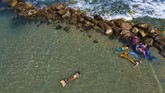 Komunitas Putri Duyung Israel Members of the Israeli Mermaids Community swim with mermaid tails at the beachfront in Bat Yam, near Tel Aviv, Israel, Saturday, May 23, 2020. Members of the Israeli mermaid community gathered at the beachfront to mark the beginning of the bathing season. (AP Photo/Oded Balilty)