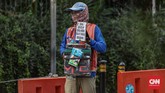 Jasa Service Handphone PGC Pindah Ke Jalan Sejumlah penjual jasa servis handphone Pusat Grosir Cililitan mempromosikan jasa servis handphone di pinggir jalan raya Cililitan, Jakarta, Jumat, 29 Mei 2020. Selama PSBB berlangsung, para para penjual jasa servis tersebut menawarkan jasanya hingga ke tepi jalan karena larangan membuka gerai di pusat perbelanjaan tersebut. CNN Indonesia/Bisma Septalisma