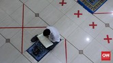SALAT JUMAT DENGAN PROTOKOL KESEHATAN Warga melaksanakan Salat Jumat perdana setelah kurang lebih dua bulan tidak melaksanakannya di Masjid Agung Al-Barkah, Bekasi, Jawa Barat, Jumat, 29 Mei 2020. Ada sejumlah protokol kesehatan bagi jemaah yang hendak beribadah. CNNIndonesia/Safir Makki