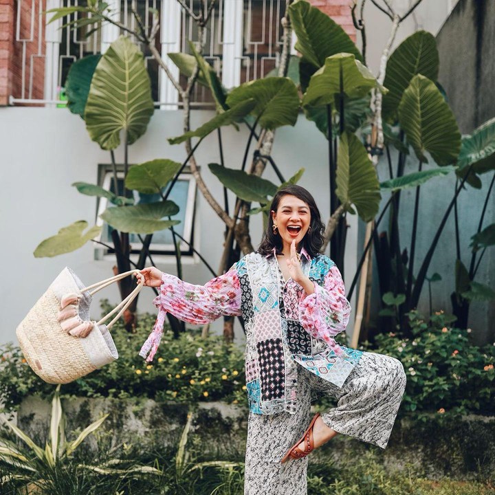 <p>Tak cuma modis, ibu dua anak ini selalu terlihat ceria di setiap penampilannya. (Foto: Instagram @andienaisyah)</p>