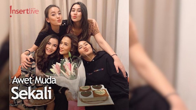 Genap 45 Tahun, Reza Artamevia Terlihat Seumuran dengan Anak