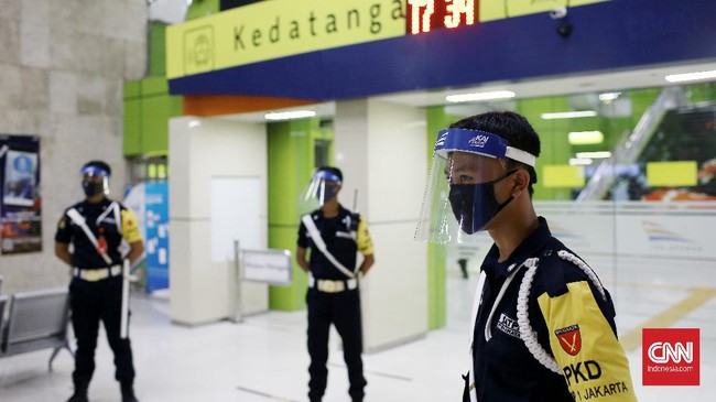 Seorang petugas PT KAI disiram kuah makanan oleh calon penumpang KA Argo Parahyangan yang belum vaksin booster di Stasiun Gambir.