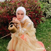 Mau Photoshoot di Rumah Aja? Contek 6 Gaya Kece Tantri Namirah