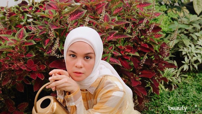 Mau Photoshoot di Rumah Aja  Contek 6 Gaya Kece Tantri Namirah