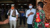 SALAT JUMAT DENGAN PROTOKOL KESEHATAN Warga berbaris antre keluar usai melaksanakan Salat Jumat perdana setelah kurang lebih dua bulan tidak melaksanakannya di Masjid Agung Al-Barkah, Bekasi, Jawa Barat, Jumat, 29 Mei 2020. Ada sejumlah protokol kesehatan bagi jemaah yang hendak beribadah. CNNIndonesia/Safir Makki