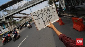 FOTO: Menjajakan Jasa Servis Ponsel dari Pinggir Jalan