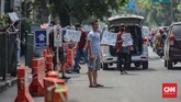 Jasa Service Handphone PGC Pindah Ke Jalan Sejumlah penjual jasa servis handphone Pusat Grosir Cililitan mempromosikan jasa servis handphone di pinggir jalan raya Cililitan, Jakarta, Jumat, 29 Mei 2020. Selama PSBB berlangsung, para para penjual jasa servis tersebut menawarkan jasanya hingga ke tepi jalan karena larangan membuka gerai di pusat perbelanjaan tersebut. CNN Indonesia/Bisma Septalisma
