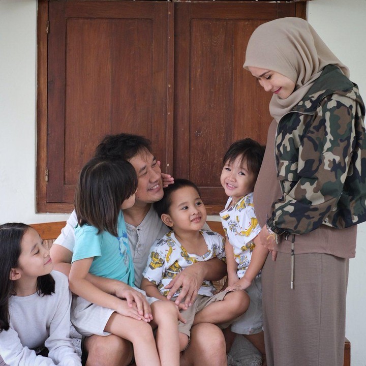 <p><strong>1. Zaskia Adya Mecca</strong>   Zaskia Adya Mecca mengumumkan kehamilan anak ke-5, yang sudah berusia 32 minggu atau 8 bulan. Istri Hanung Bramantyo ini mengaku kebobolan dengan kehamilannya ini karena tak direncanakan, Bunda. (Foto: Instagram @zaskiadyamecca)</p>