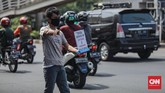 Jasa Service Handphone PGC Pindah Ke Jalan Sejumlah penjual jasa servis handphone Pusat Grosir Cililitan mempromosikan jasa servis handphone di pinggir jalan raya Cililitan, Jakarta, Jumat, 29 Mei 2020. Selama PSBB berlangsung, para para penjual jasa servis tersebut menawarkan jasanya hingga ke tepi jalan karena larangan membuka gerai di pusat perbelanjaan tersebut. CNN Indonesia/Bisma Septalisma