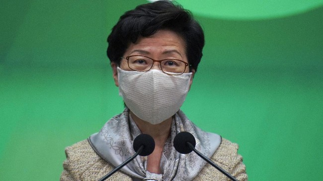 Pemimpin Hong Kong Carrie Lam disuntik vaksin corona buatan China, Sinovac pada Senin (22/2).