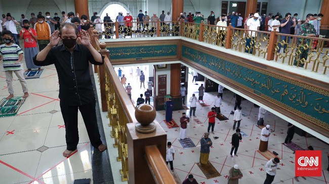 Warga melaksanakan Salat Jumat perdana setelah kurang lebih dua bulan tidak melaksanakannya di Masjid Agung Al-Barkah, Bekasi, Jawa Barat, Jumat, 29 Mei 2020. Ada sejumlah protokol kesehatan bagi jemaah yang hendak beribadah. CNNIndonesia/Safir Makki