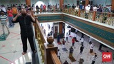 SALAT JUMAT DENGAN PROTOKOL KESEHATAN Warga melaksanakan Salat Jumat perdana setelah kurang lebih dua bulan tidak melaksanakannya di Masjid Agung Al-Barkah, Bekasi, Jawa Barat, Jumat, 29 Mei 2020. Ada sejumlah protokol kesehatan bagi jemaah yang hendak beribadah. CNNIndonesia/Safir Makki