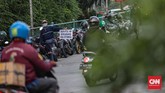 Jasa Service Handphone PGC Pindah Ke Jalan Sejumlah penjual jasa servis handphone Pusat Grosir Cililitan mempromosikan jasa servis handphone di pinggir jalan raya Cililitan, Jakarta, Jumat, 29 Mei 2020. Selama PSBB berlangsung, para para penjual jasa servis tersebut menawarkan jasanya hingga ke tepi jalan karena larangan membuka gerai di pusat perbelanjaan tersebut. CNN Indonesia/Bisma Septalisma