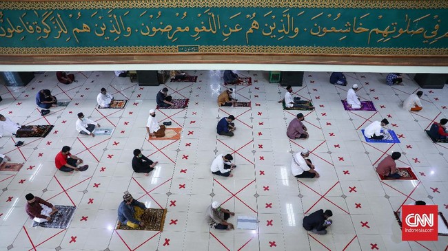Warga melaksanakan Salat Jumat perdana setelah kurang lebih dua bulan tidak melaksanakannya di Masjid Agung Al-Barkah, Bekasi, Jawa Barat, Jumat, 29 Mei 2020. Ada sejumlah protokol kesehatan bagi jemaah yang hendak beribadah. CNNIndonesia/Safir Makki