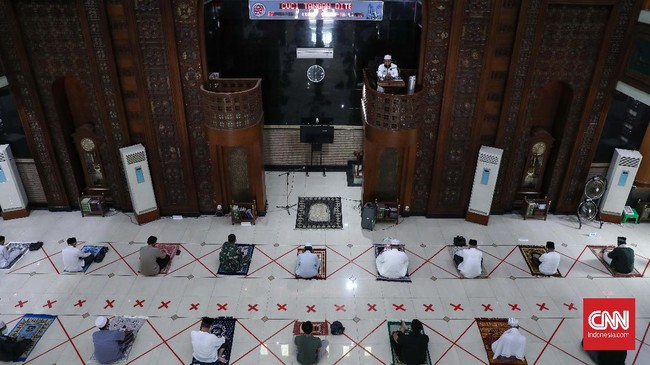 Warga melaksanakan Salat Jumat perdana setelah kurang lebih dua bulan tidak melaksanakannya di Masjid Agung Al-Barkah, Bekasi, Jawa Barat, Jumat, 29 Mei 2020. Ada sejumlah protokol kesehatan bagi jemaah yang hendak beribadah. CNNIndonesia/Safir Makki