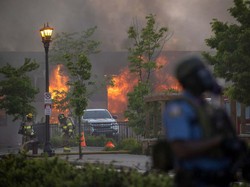 Video Buntut Tewasnya George Floyd, Kantor Polisi Minneapolis Dibakar