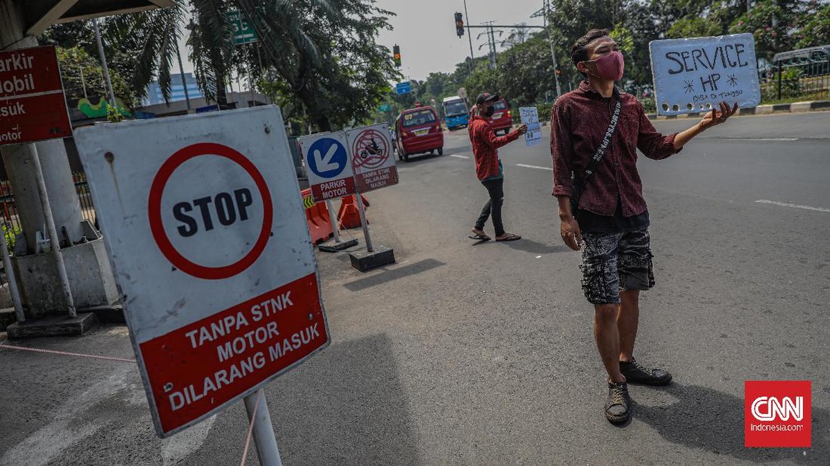 FOTO: Menjajakan Jasa Servis Ponsel dari Pinggir Jalan