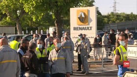 VIDEO: Karyawan Renault Protes Kebijakan Pemecatan