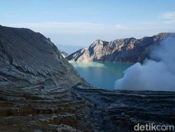 Ada Gelombang 3 Meter di Danau Kawah Ijen, 1 Penambang Belerang Hilang