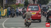 Jasa Service Handphone PGC Pindah Ke Jalan Sejumlah penjual jasa servis handphone Pusat Grosir Cililitan mempromosikan jasa servis handphone di pinggir jalan raya Cililitan, Jakarta, Jumat, 29 Mei 2020. Selama PSBB berlangsung, para para penjual jasa servis tersebut menawarkan jasanya hingga ke tepi jalan karena larangan membuka gerai di pusat perbelanjaan tersebut. CNN Indonesia/Bisma Septalisma
