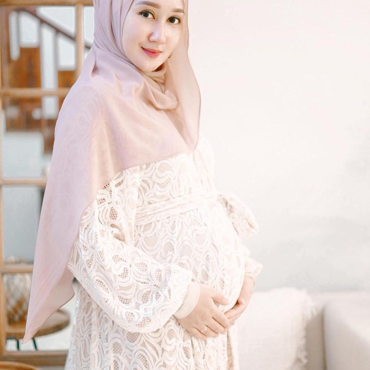 <p><strong>2. Dian Pelangi</strong>   Awal April lalu, desainer Dian Pelangi umumkan kehamilan anak pertamanya. Ia harus melakukan maternity photoshoot di rumah karena pandemi Corona. (Foto: Instagram @dianpelangi)</p>
