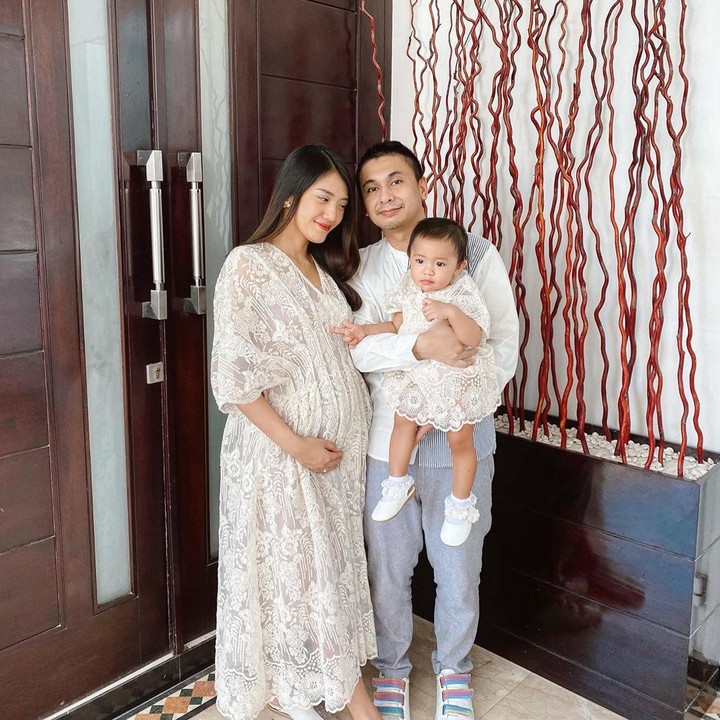 <p><strong>7. Anissa Aziza</strong>   Akhir April lalu, Anissa Aziza mengumumkan kehamilan anak keduanya. Meski bahagia, awalnya Anissa mengaku kaget karena saat itu pikirannya sedang fokus mengatasi pandemi Corona. (Foto: Instagram @@anissaaziza)</p>