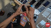 Jasa Service Handphone PGC Pindah Ke Jalan Sejumlah penjual jasa servis handphone Pusat Grosir Cililitan mempromosikan jasa servis handphone di pinggir jalan raya Cililitan, Jakarta, Jumat, 29 Mei 2020. Selama PSBB berlangsung, para para penjual jasa servis tersebut menawarkan jasanya hingga ke tepi jalan karena larangan membuka gerai di pusat perbelanjaan tersebut. CNN Indonesia/Bisma Septalisma