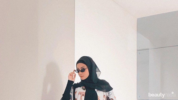 Lebih Nyaman dari Skinny Jeans, Contek Yuk Padu Padan Mom Jeans ala Influencer