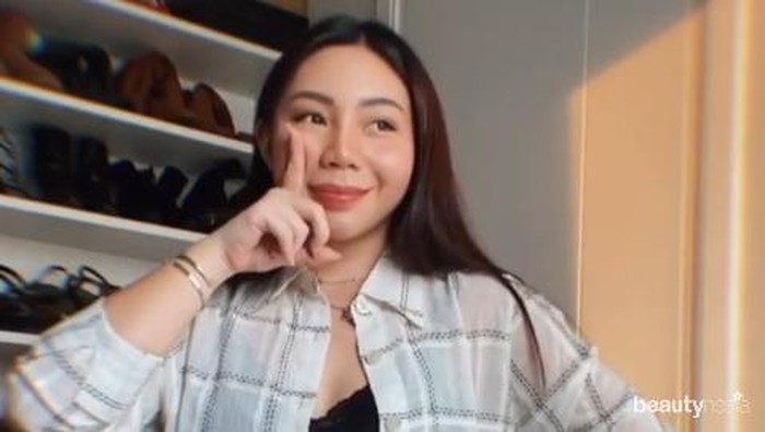 Ide Kece Influencer Kyra Nayda Styling Oversize Shirt, Gak Perlu Beli Baru!