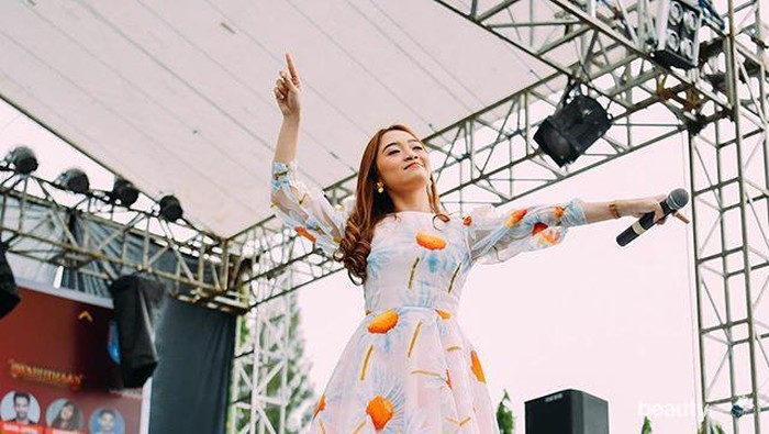 7 Pesona Sendy Ariani Eks JKT48 yang Kini Berkarier Sebagai Penyanyi Dangdut