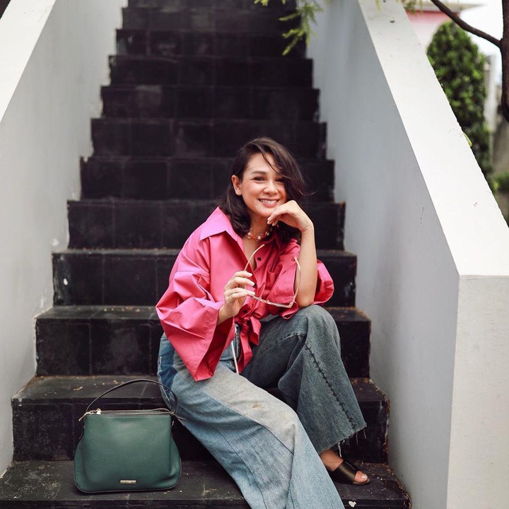 <p>Selain penampilan yang tak berubah usai melahirkan, banyak netizen memuji wajah cantik alami dan awet mudah istri Irfan Wahyudi ini. (Foto: Instagram @andienaisyah)</p>