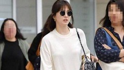 Intip 5 Gaya Santai dan Modis Song Hye Kyo di Bandara