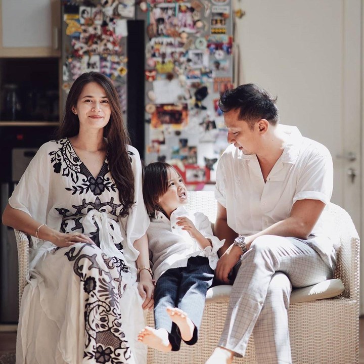 <p><strong>5. Sabai Morscheck</strong>   Sabai Morscheck dan suaminya Ringgo Agus Rahman akan dikaruniai anak kedua. Dalam unggahan terbaru di Instagram saat Idul Fitri, perut Sabai terlihat sudah besar. (Foto: Instagram @sabaidieter)</p>