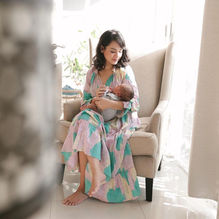 <p> Belum sebulan melahirkan, penampilan Andien tak berubah, Bunda. Ia tampil langsing dan modis.</p>