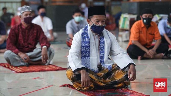 Warga melaksanakan Salat Jumat perdana setelah kurang lebih dua bulan tidak melaksanakannya di Masjid Agung Al-Barkah, Bekasi, Jawa Barat, Jumat, 29 Mei 2020. Ada sejumlah protokol kesehatan bagi jemaah yang hendak beribadah. CNNIndonesia/Safir Makki