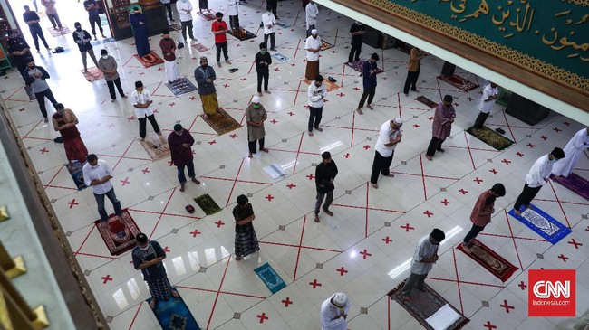 Warga melaksanakan Salat Jumat perdana setelah kurang lebih dua bulan tidak melaksanakannya di Masjid Agung Al-Barkah, Bekasi, Jawa Barat, Jumat, 29 Mei 2020. Ada sejumlah protokol kesehatan bagi jemaah yang hendak beribadah. CNNIndonesia/Safir Makki