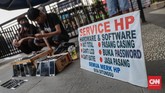 Jasa Service Handphone PGC Pindah Ke Jalan Sejumlah penjual jasa servis handphone Pusat Grosir Cililitan mempromosikan jasa servis handphone di pinggir jalan raya Cililitan, Jakarta, Jumat, 29 Mei 2020. Selama PSBB berlangsung, para para penjual jasa servis tersebut menawarkan jasanya hingga ke tepi jalan karena larangan membuka gerai di pusat perbelanjaan tersebut. CNN Indonesia/Bisma Septalisma