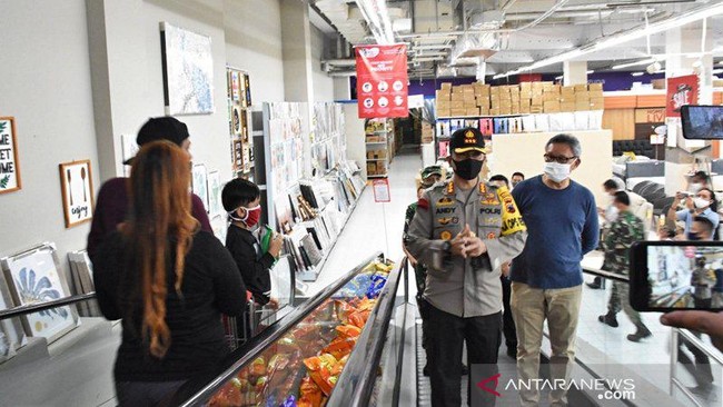 Kepala Polres Kota Surakarta Kombes Pol Andy Rifai saat melakukan pengecekan persiapan penerapan normal baru di Solo Paragon Mal, Kamis (28/5/2020). (ANTARA/HO Humas Polresta Surakarta)