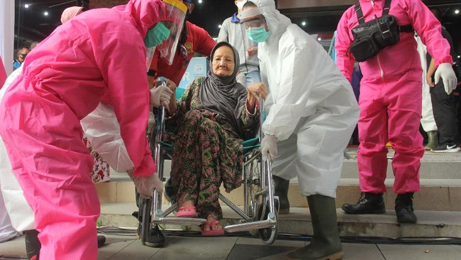 Petugas membantu warga yang mengikuti  tes diagnostik cepat COVID-19 (Rapid Test) di Surabaya, Jawa Timur, Jumat (29/5/2020). Badan Intelijen Negara (BIN) bekerja sama dengan Pemkot Surabaya melakukan tes diagnostik cepat COVID-19 dan 'Swab test' guna mengetahui kondisi kesehatan warga sebagai upaya untuk mencegah penyebaran virus Corona (COVID-19). ANTARA FOTO/Didik Suhartono/pras.