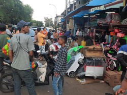 Pasar Gembrong Jaktim Padat Meski Ada PSBB, Pembeli Tak Jaga Jarak