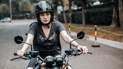 7 Pesona Nabila Putri, Si Cantik yang Hobi Tunggangi Motor Gede