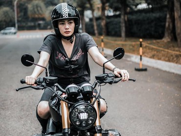 7 Pesona Nabila Putri, Si Cantik yang Hobi Tunggangi Motor Gede