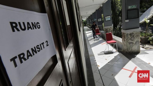 Persiapan sekolah menghadapi PPDB 2020 Staf SMKN 26 Rawamangun, Jakarta Timur, menyiapkan bangku antrean dengan jarak sosial dalam persiapan pelayanan Posko Penerimaan Peserta Didik Baru 2020 dengan standar pencegahan penyebaran pandemi Covid-19, Sabtu, 30 Mei 2020. Persiapan ini dilakukan SMKN 26 Rawamangun yang ditunjuk sebagai posko PPDB untuk melayani peserta penerimaan calon peserta didik sejumlah sekolah di area Timur I. CNN Indonesia/Adhi Wicaksono
