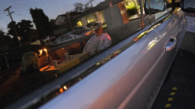 Aplikasi Lokal Tawari Pengunjung Mall Santap Makan di Mobil Aplikasi lokal menyediakan layanan bisa memesan makanan dari dalam mobil di lingkungan mall untuk mengurangi penyebaran Coviid-19.