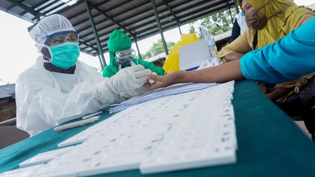 RAPID TEST PEDAGANG PASAR Petugas melakukan pemeriksaan rapid test pengunjung dan pedagang pasar di Pasar Wiradesa, Kabupaten Pekalongan, Jawa Tengah, Kamis (28/5/2020). Pemerintah setempat melakukan rapid test di tiga pasar tradisional Kabupaten Pekalongan dengan hasil dua reaktif untuk memutus rantai penyebaran virus COVID-19. ANTARA FOTO/Harviyan Perdana Putra/nz