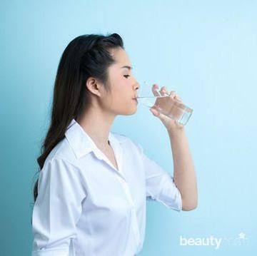 Stop Minum Sambil Berdiri, Ini Ancamannya Bagi Kesehatan