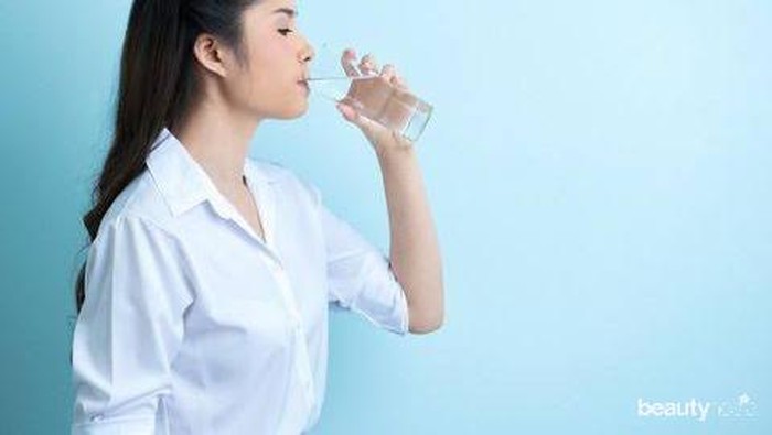 Stop Minum Sambil Berdiri, Ini Ancamannya Bagi Kesehatan Stop Minum Sambil Berdiri, Ini Ancamannya Bagi Kesehatan